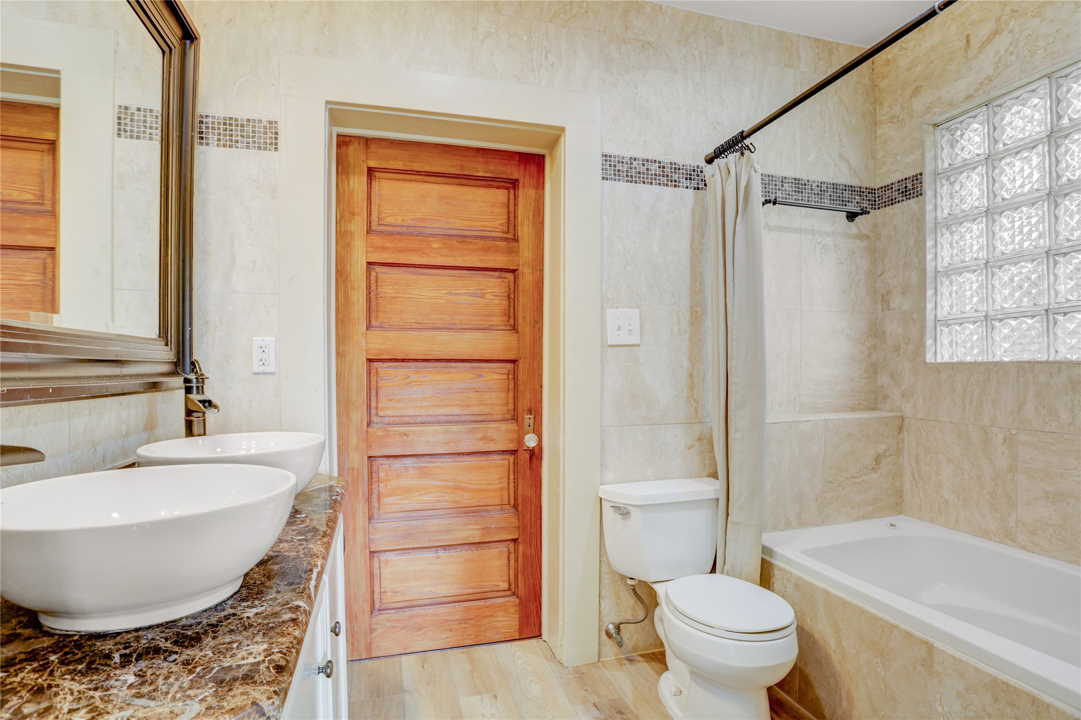 610 Columbia Street Houston, TX 77007 - Photo 17 of 24 The home has stylish 5-panel interior doors throughout.