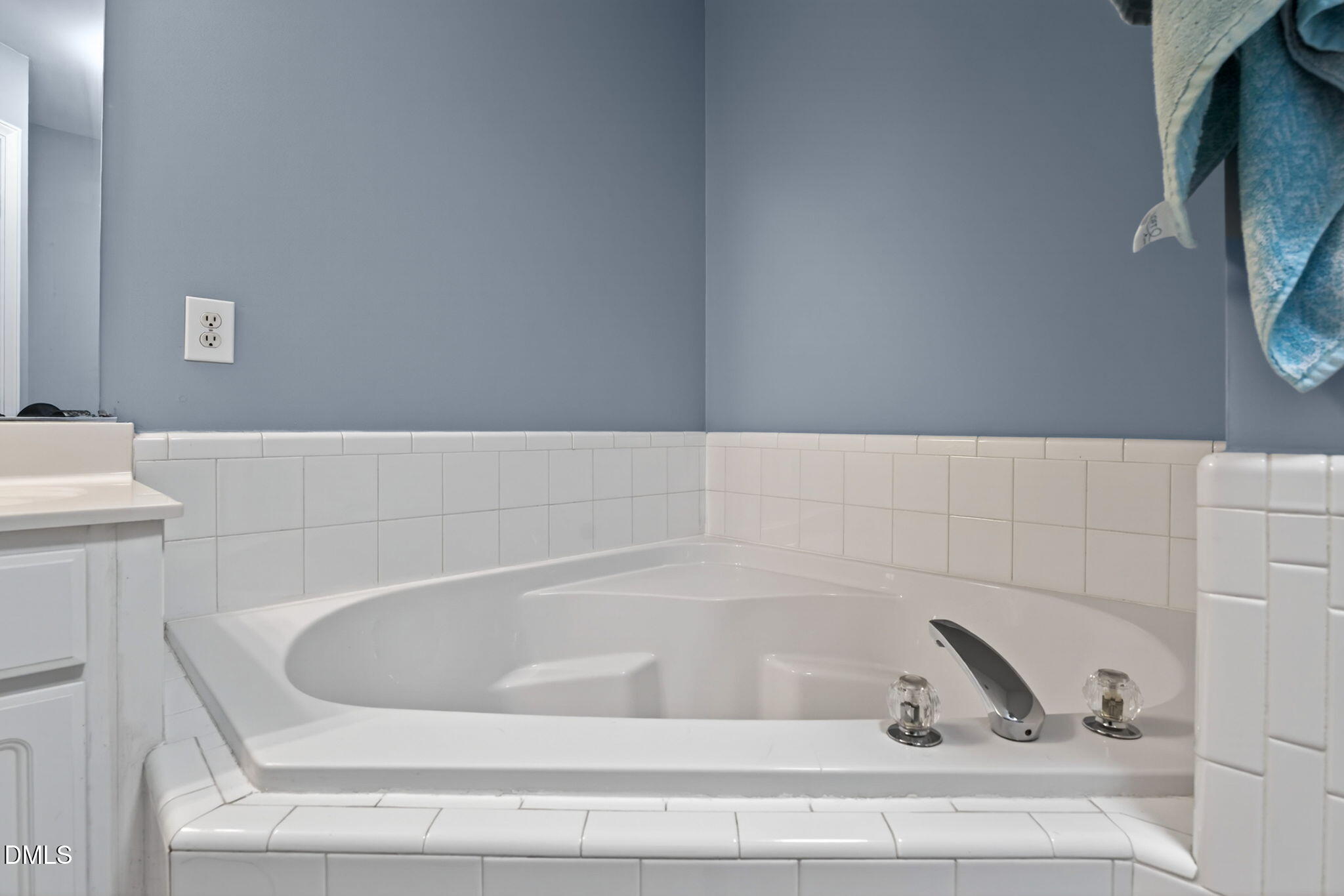 5500 Vista View Court Raleigh, NC 27612 - Photo 28 of 38 a bathroom with a bathtub