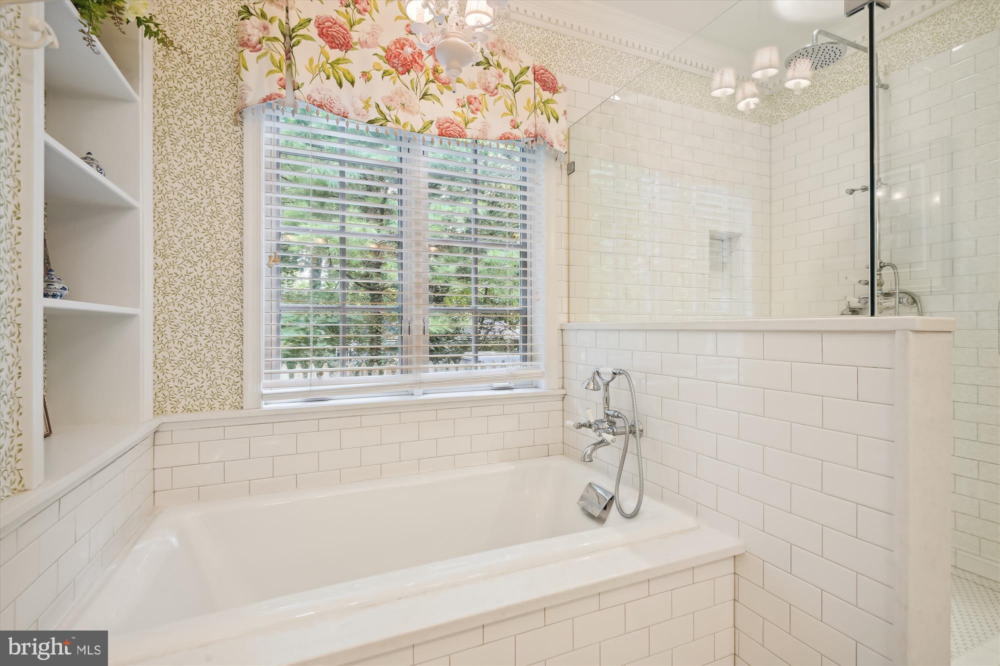 7809 Overbrook Road Towson, MD 21204 - Photo 34 of 95 Primary Bath Tub