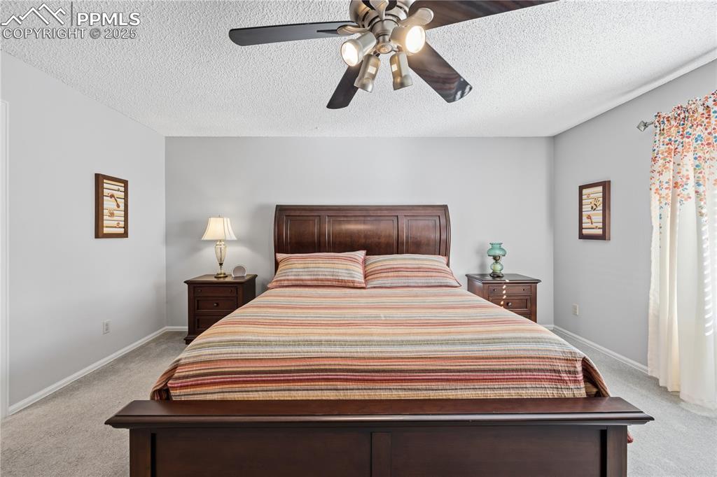 2135 Glenhill Road Colorado Springs, CO 80906 - Photo 20 of 50 a bedroom with a bed and lamps