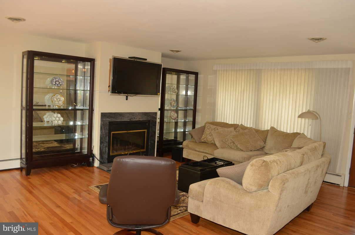 2723 Cedar Drive Riva, MD 21140 - Photo 6 of 26 Living Room