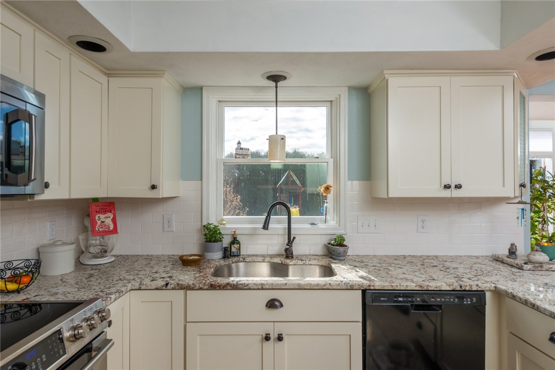 482 Indian Corner Road North Kingstown, RI 02874 - Photo 4 of 26 Gallery Image 4