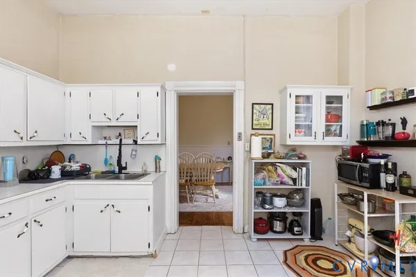 an empty room with wooden floor and ceiling fan