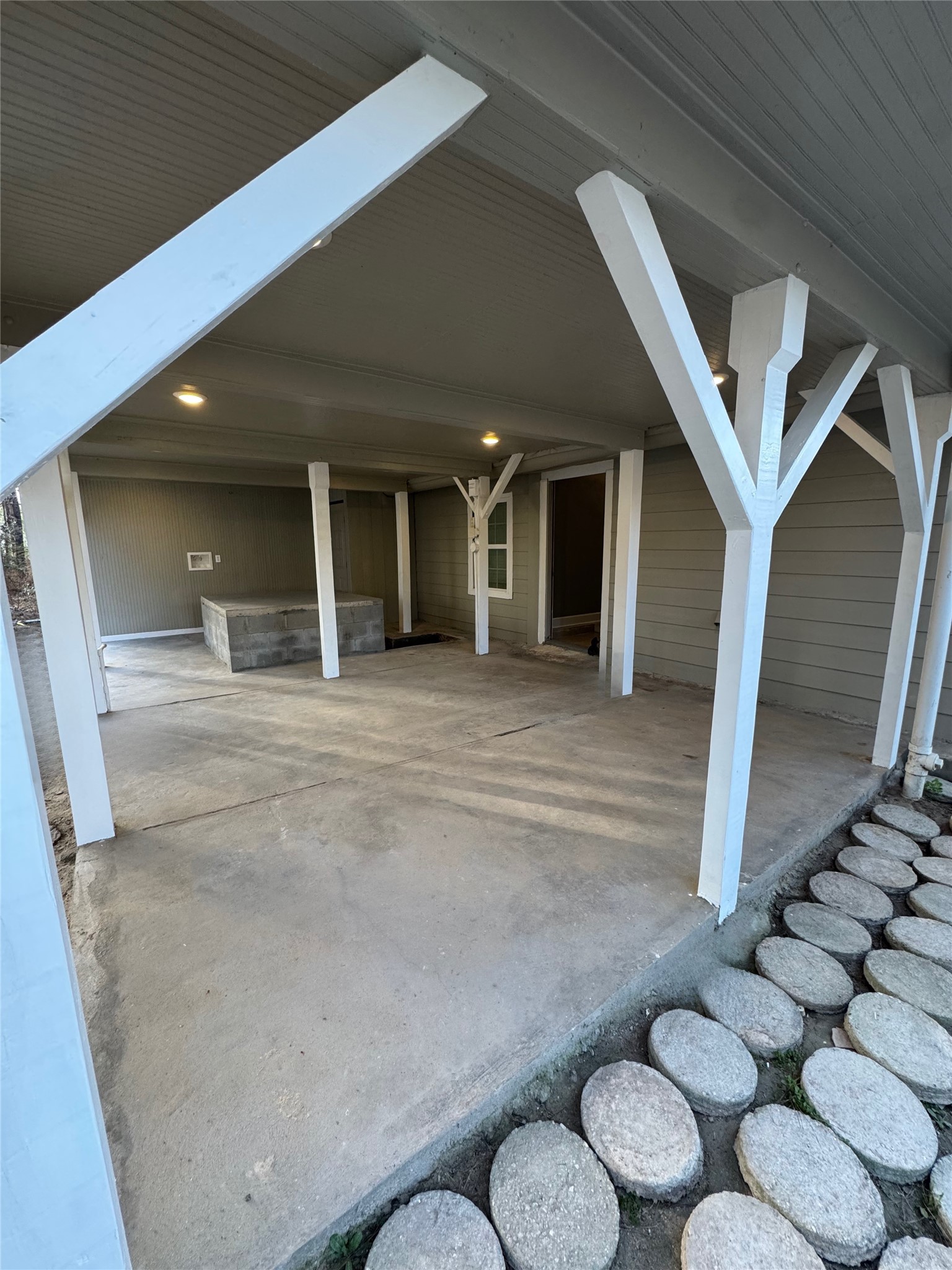 58 County Road 3560 Cleveland, TX 77327 - Photo 11 of 32 a view of a hallway with entryway