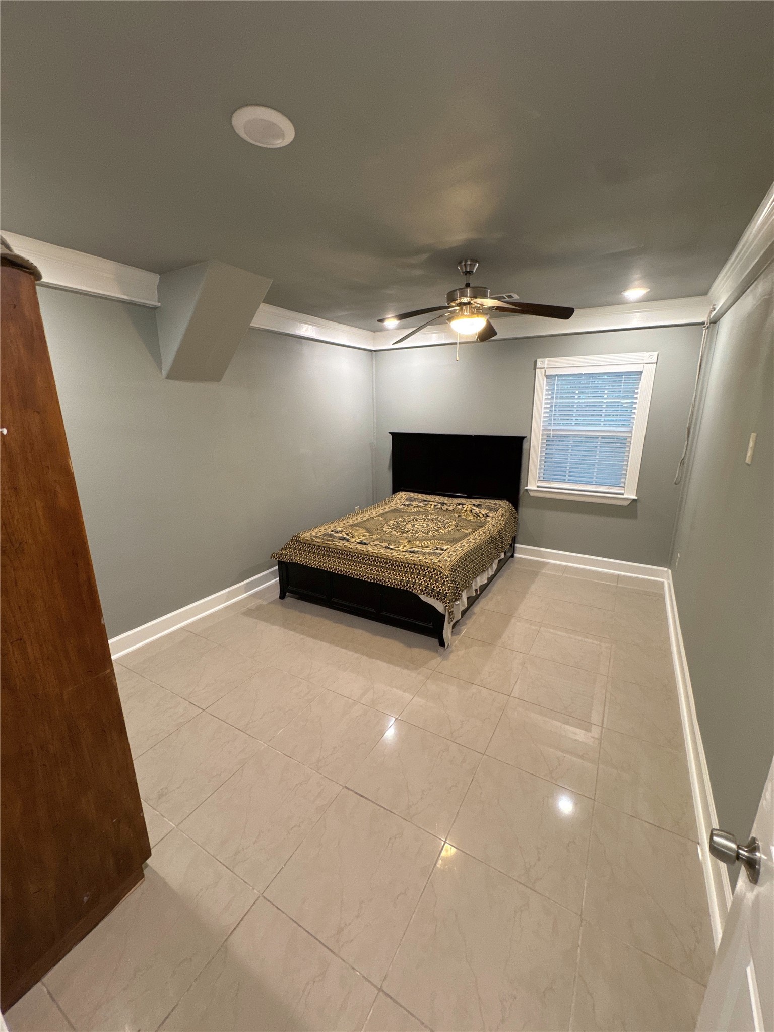 58 County Road 3560 Cleveland, TX 77327 - Photo 24 of 32 a room with a bed and a ceiling fan