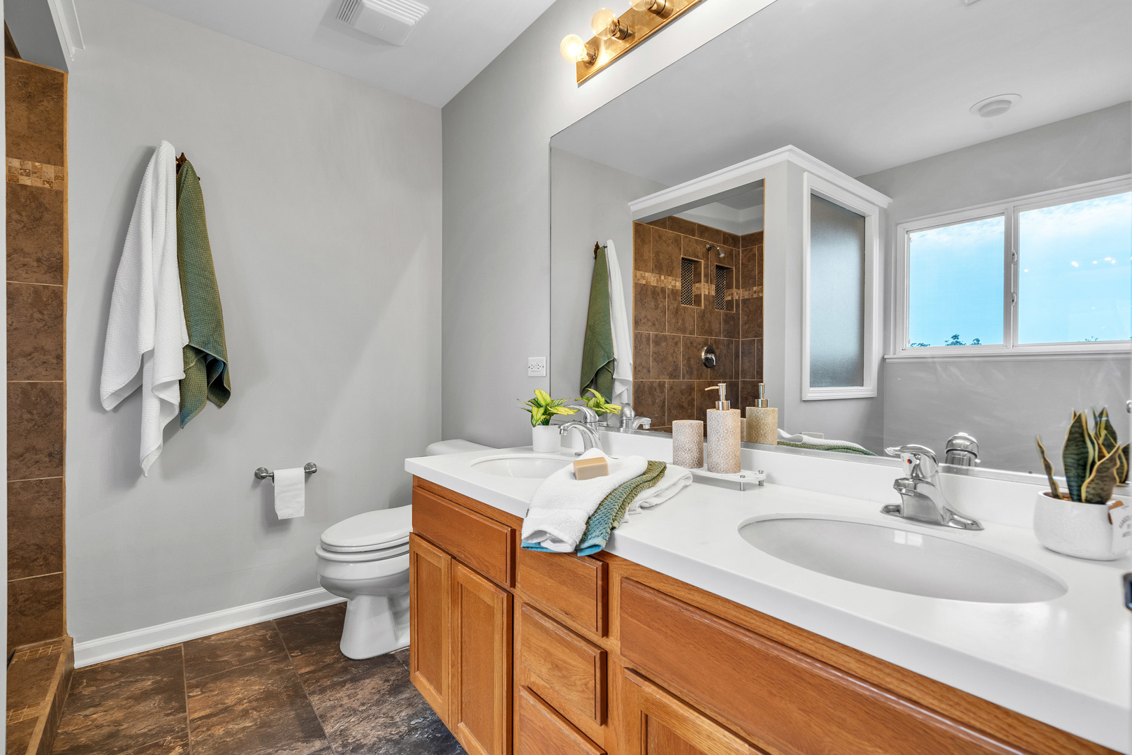 2513 Simon Drive Montgomery, IL 60538 - Photo 20 of 33 a bathroom with a sink toilet and mirror