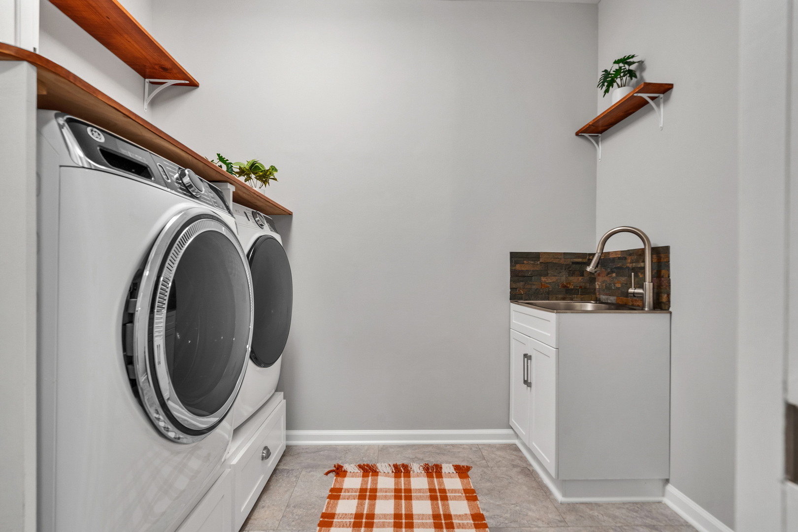 2513 Simon Drive Montgomery, IL 60538 - Photo 6 of 33 a utility room with dryer and washer