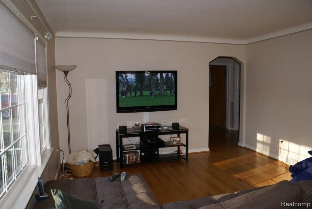 24140 Berg Road Southfield, MI 48033 - Photo 5 of 7 Living Room