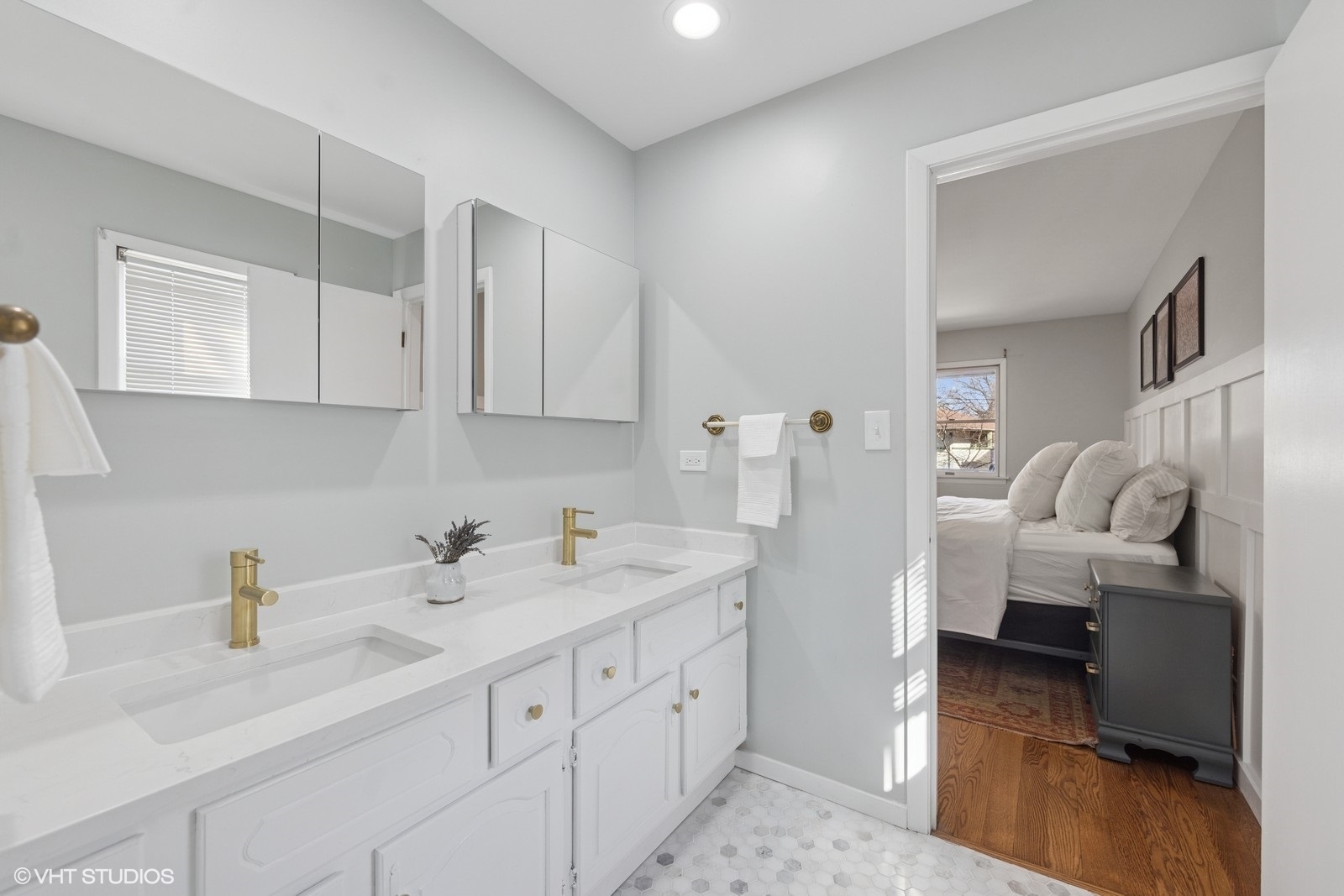 208 Fairbank Road Riverside, IL 60546 - Photo 21 of 29 a spacious en suite bathroom with a sink and mirror