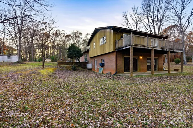 a view of an house with backyard space and balcony
