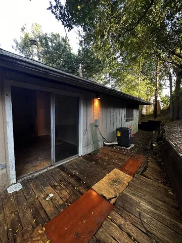 a view of back yard of the house