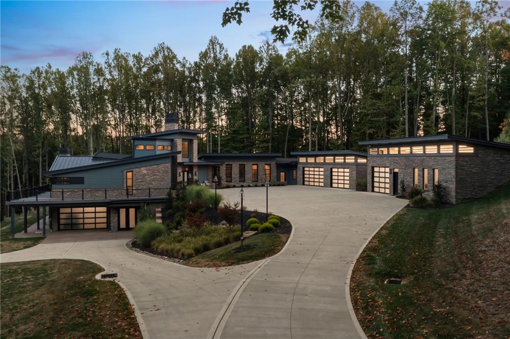 a view of a dinning table and chairs in patio