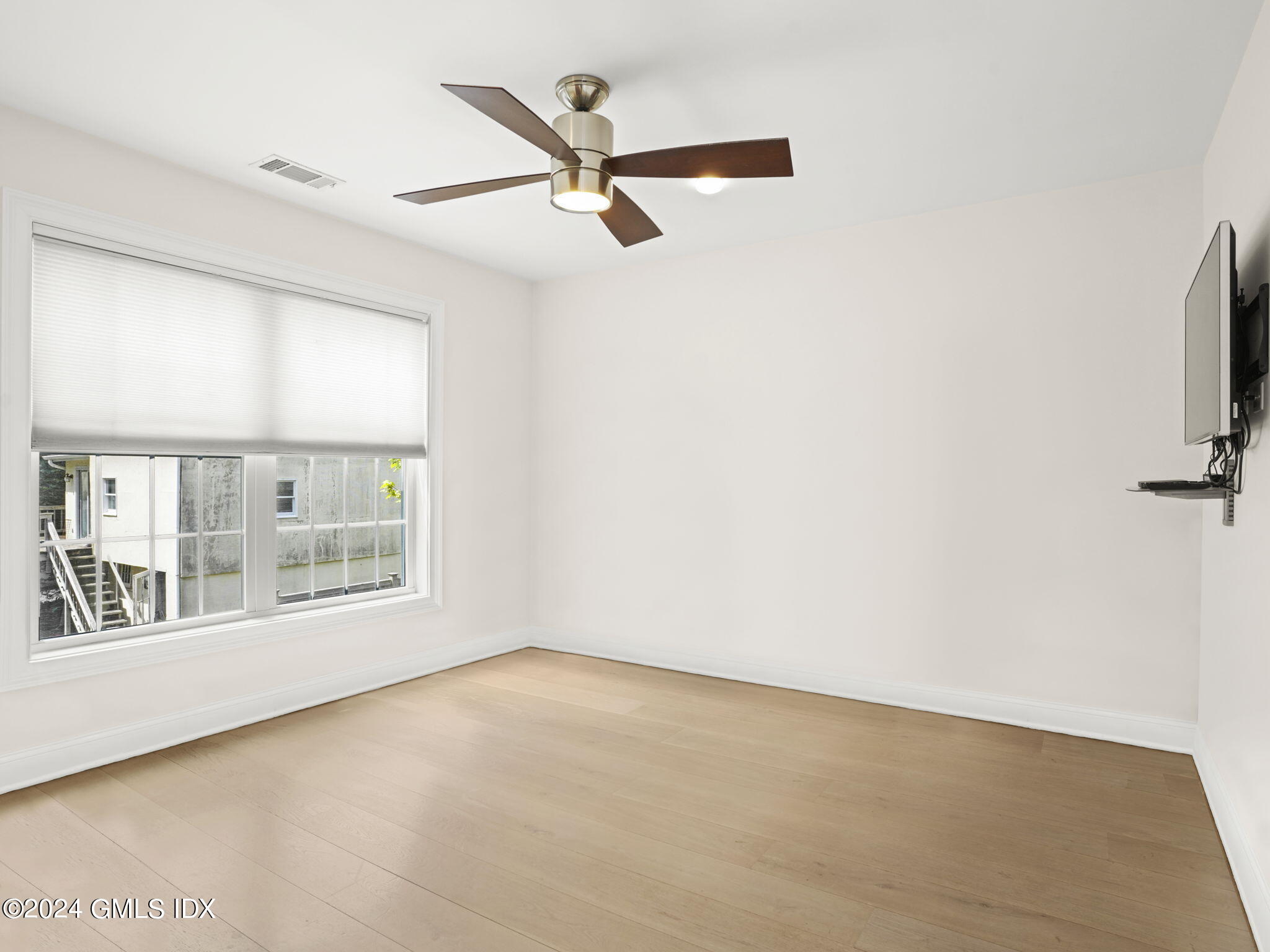 32 Cliff Avenue, Unit 3 Greenwich, CT 06830 - Photo 15 of 23 a view of an empty room with a window
