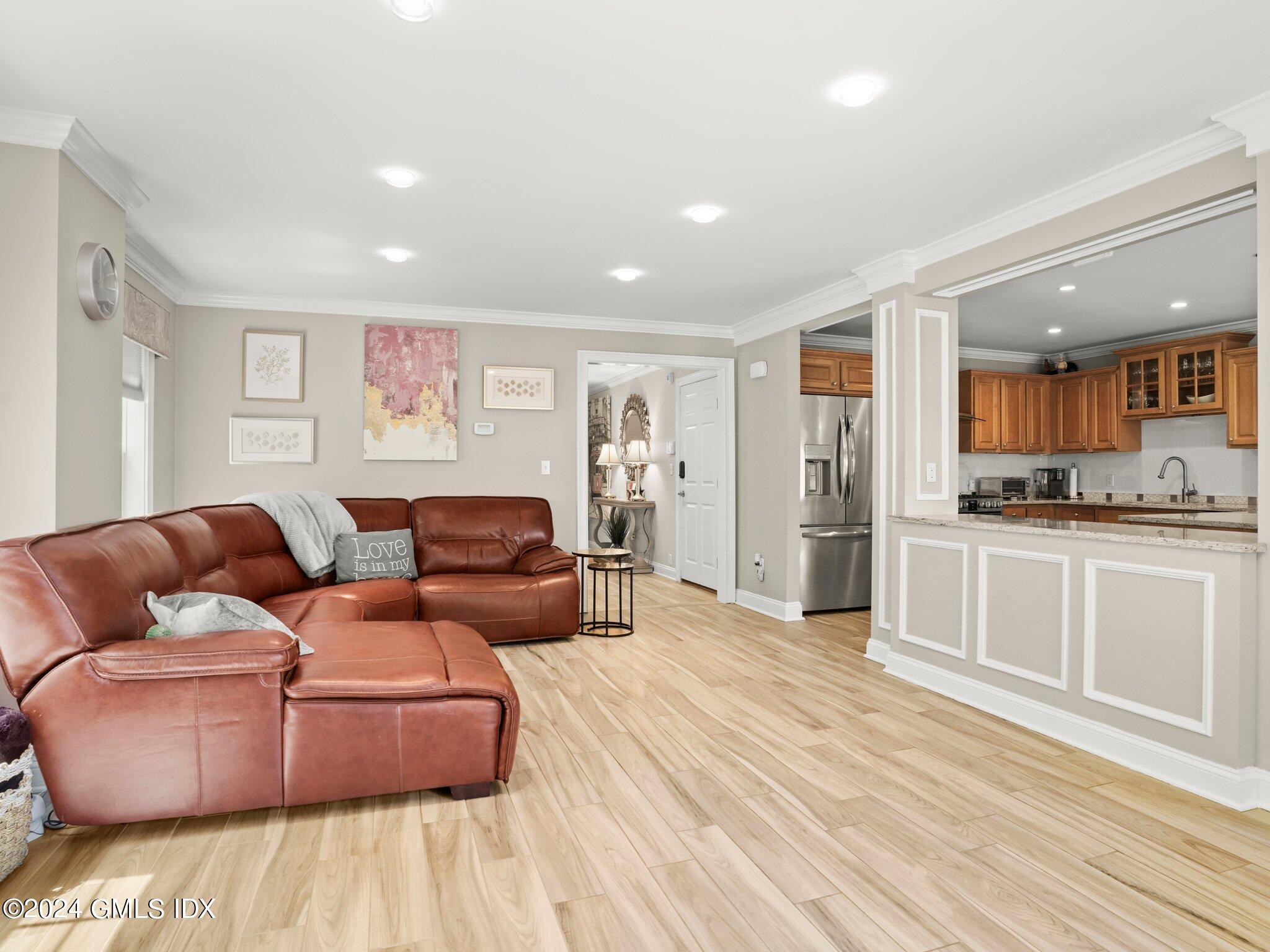 32 Cliff Avenue, Unit 3 Greenwich, CT 06830 - Photo 5 of 23 a living room with furniture and kitchen view