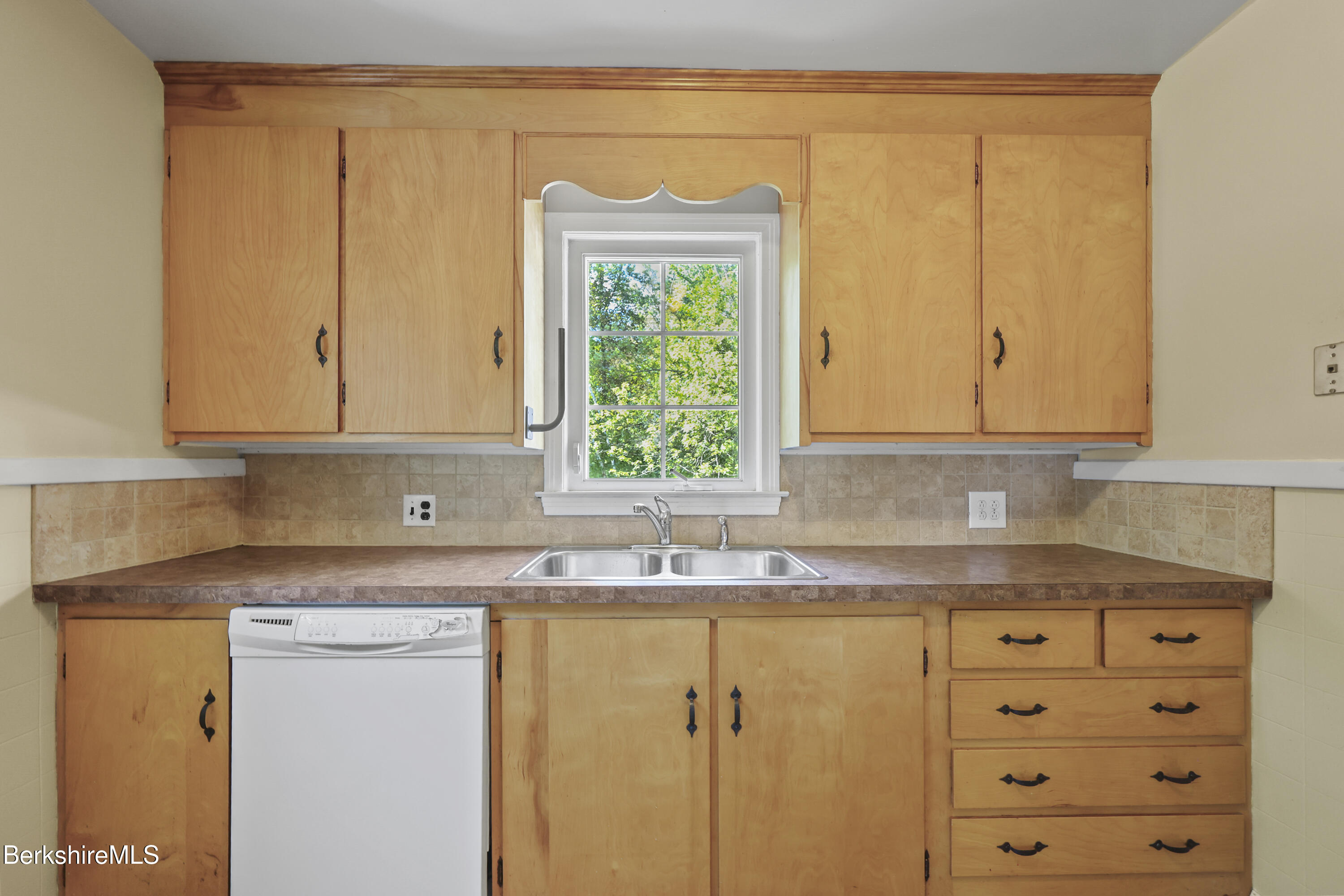 153 Ridgeway Avenue Pittsfield, MA 01201 - Photo 17 of 40 85 Kitchen
