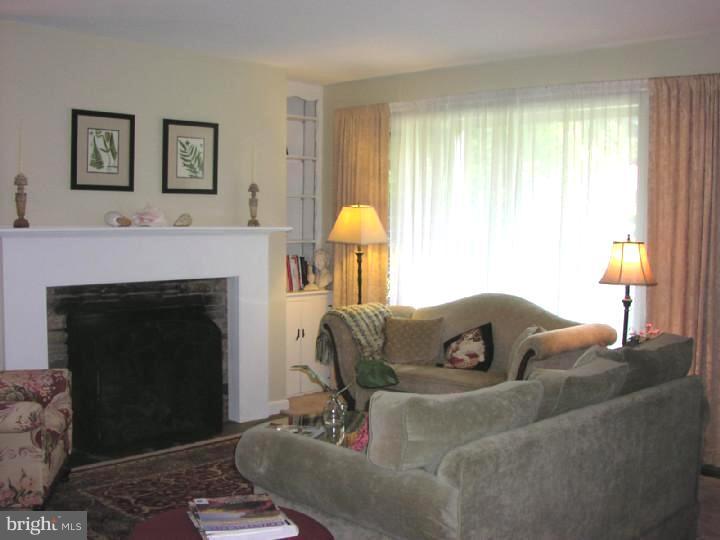 110 Kingston Road Cheltenham, PA 19012 - Photo 3 of 24 Living Room