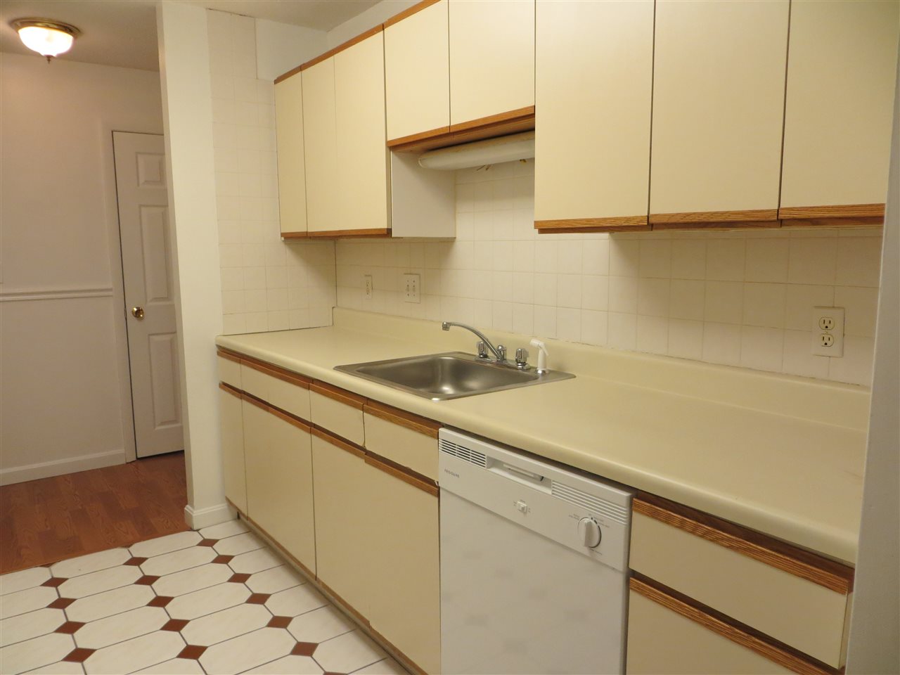 5 Strawberry Bank Road, Unit 8 Nashua, NH 03062 - Photo 5 of 28