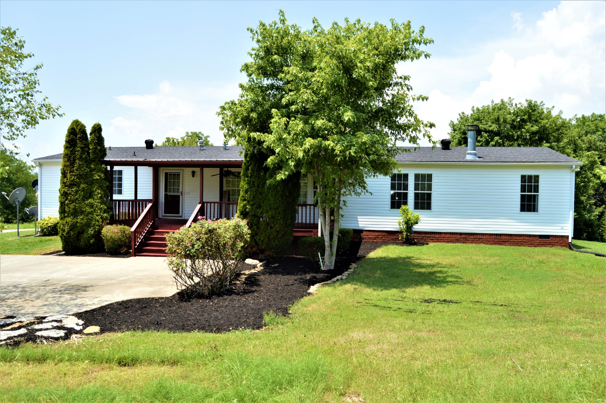 545 East Robertson Road Castalian Springs, TN 37031 - Photo 3 of 19 a view of a house with backyard and sitting area