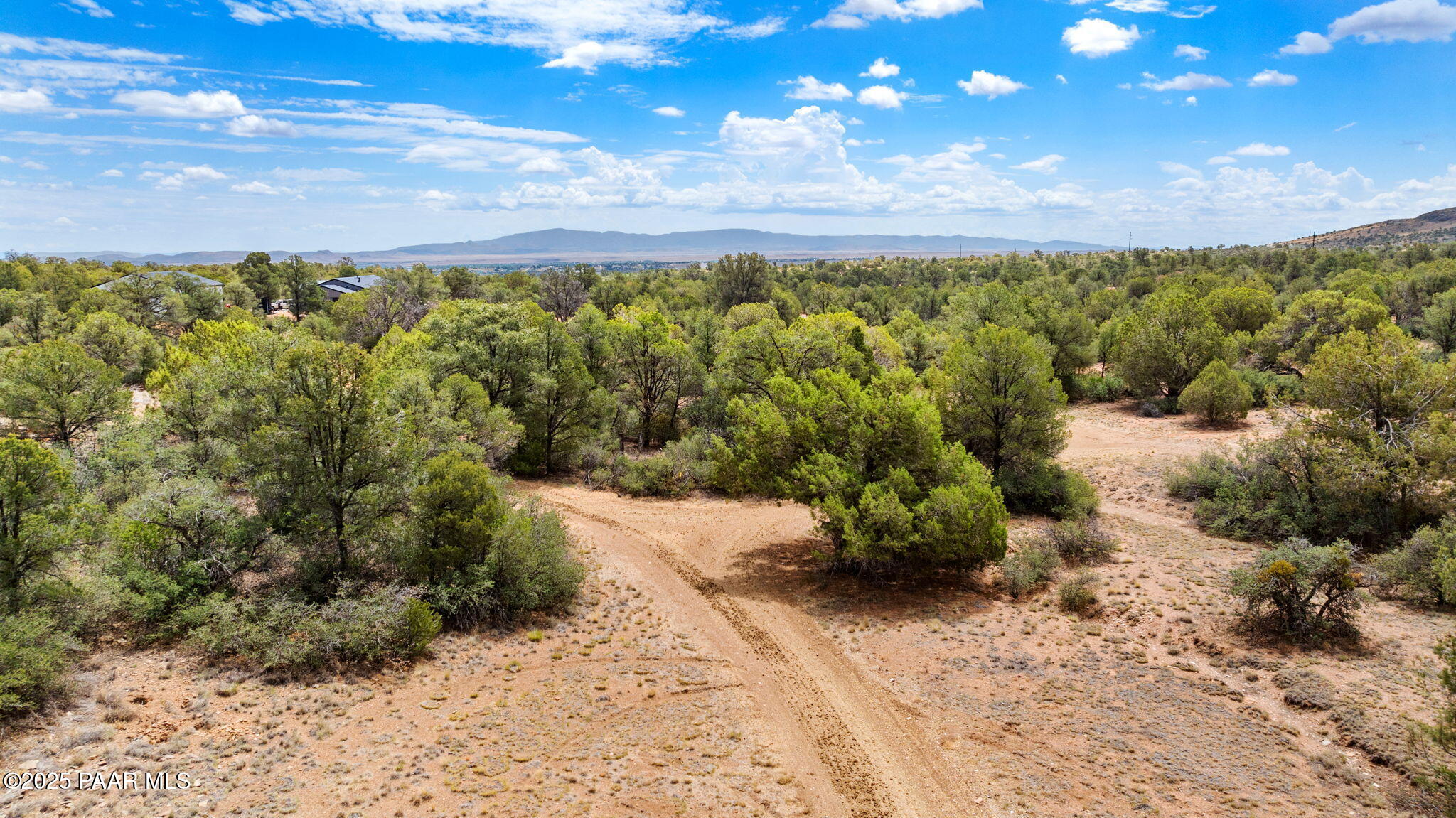 13225 North Bull Run Road Prescott, AZ 86305 - Photo 33 of 76 a view of a yard with wooden fence