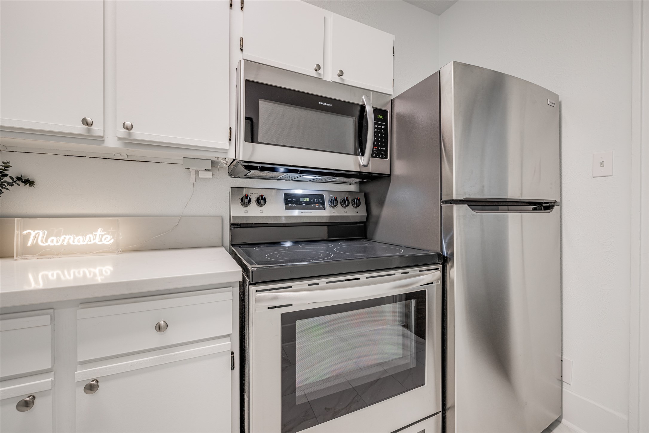 601 Bomar Street, Unit 2 Houston, TX 77006 - Photo 22 of 28 Kitchen MODEL PHOTOS OF SAME FLOOR PLAN UNIT