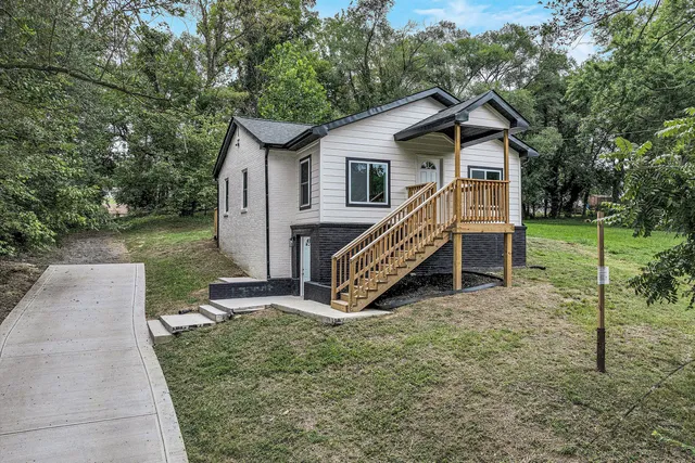 a view of a house with a yard