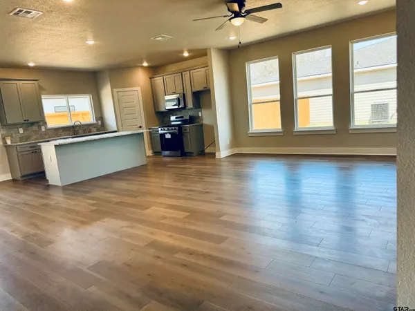 $2,250 | 15512 Greenhouse Way, Lindale, TX 75771