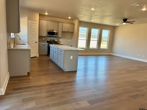 $2,250 | 15512 Greenhouse Way, Lindale, TX 75771