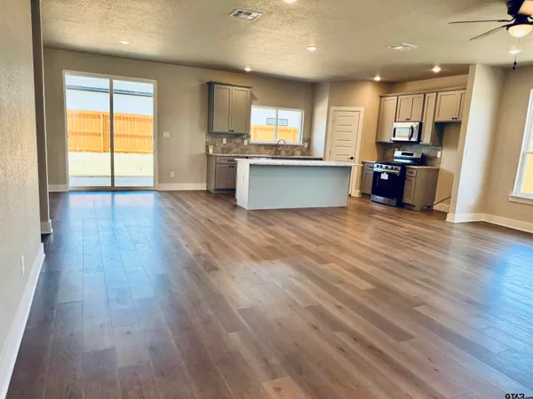 $2,250 | 15512 Greenhouse Way, Lindale, TX 75771