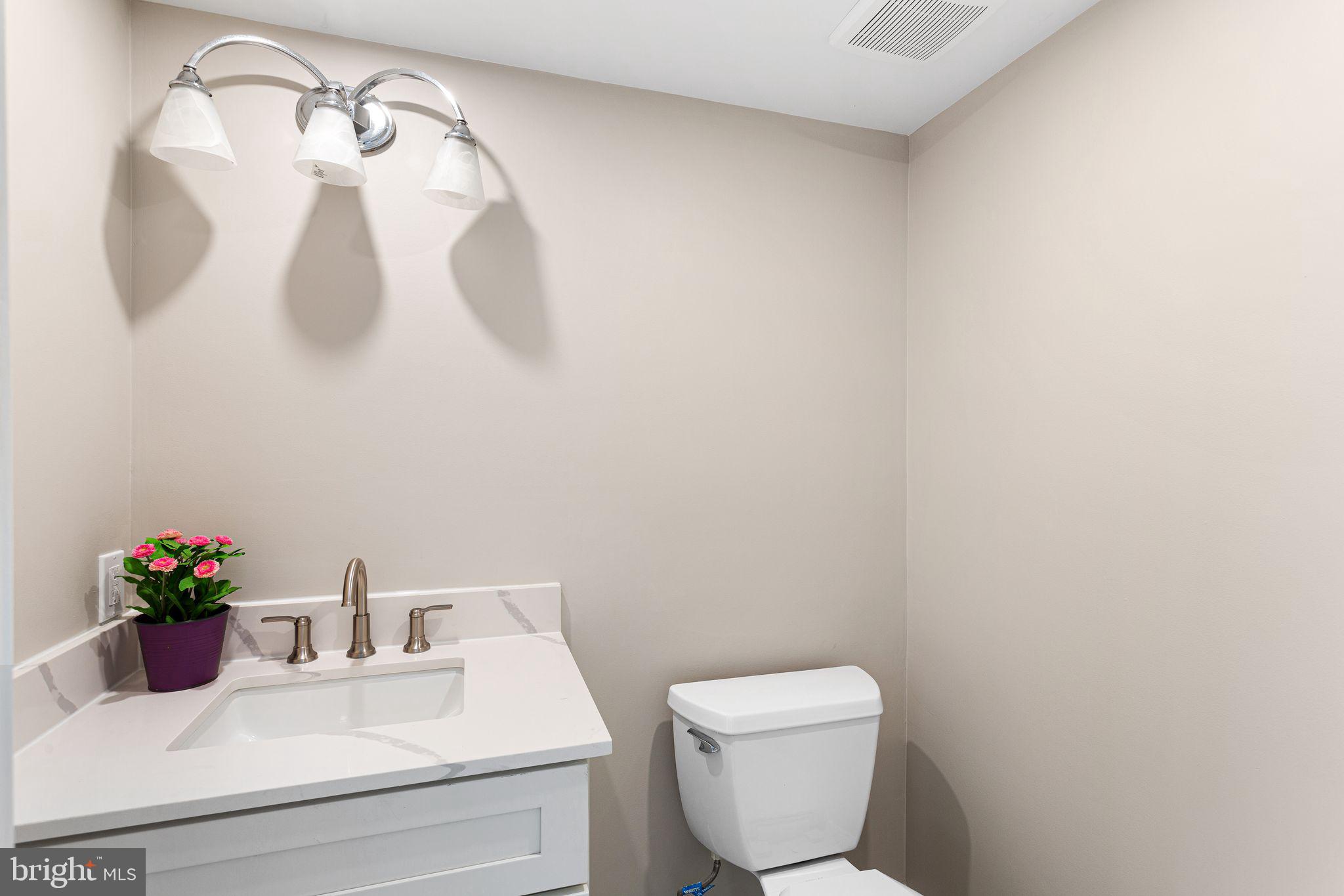 17 Ballinger Way Mount Laurel, NJ 08054 - Photo 21 of 39 1/2 Bath off Foyer