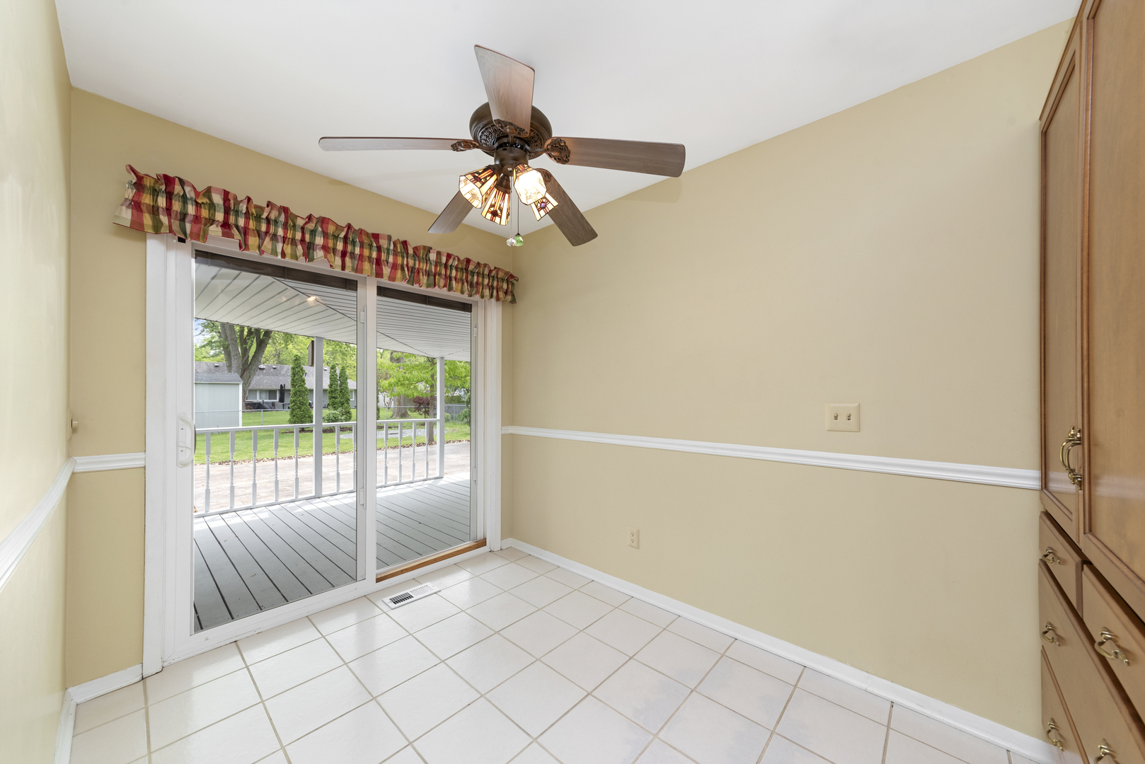 30 Pickford Road Montgomery, IL 60538 - Photo 4 of 24 a view of an empty room with a window