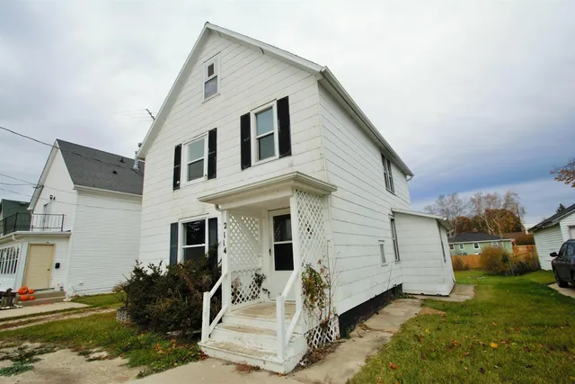 $137,500 | 2114 10th Street, Two Rivers, WI 54241