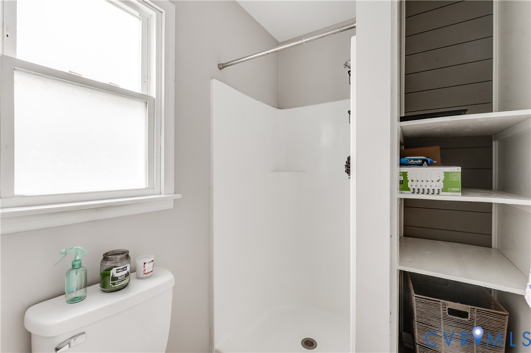 9815 Brenspark Road Chesterfield, VA 23832 - Photo 19 of 38 Shower and built-in shelving unit featuring a cont