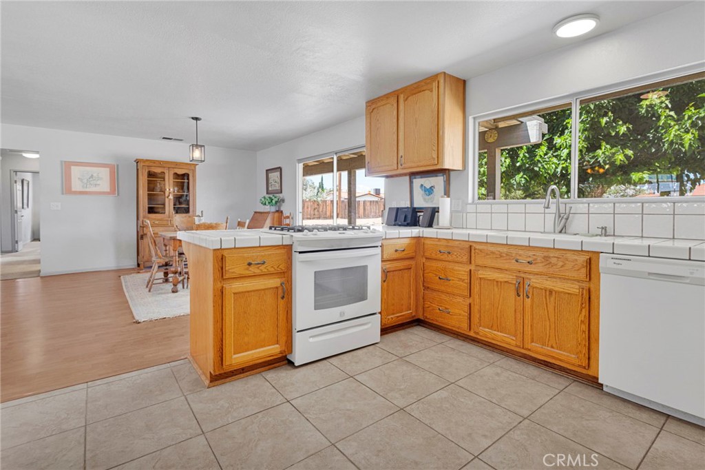 14204 Crow Road Apple Valley, CA 92307 - Photo 16 of 58