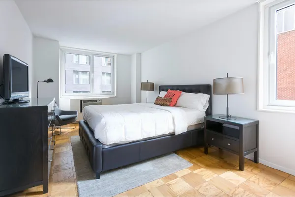 $6,395 | 230 West 55th Street, Unit 15B | Theater District