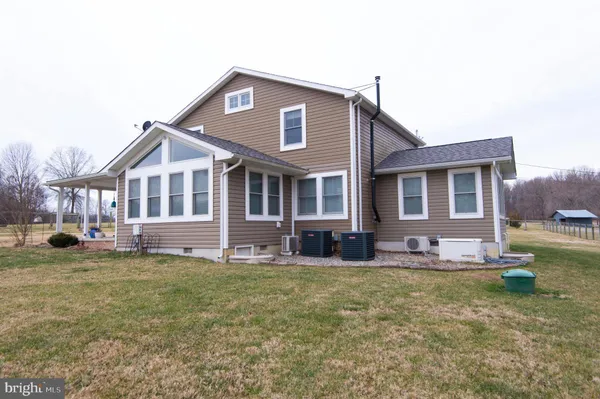 a view of a house with backyard