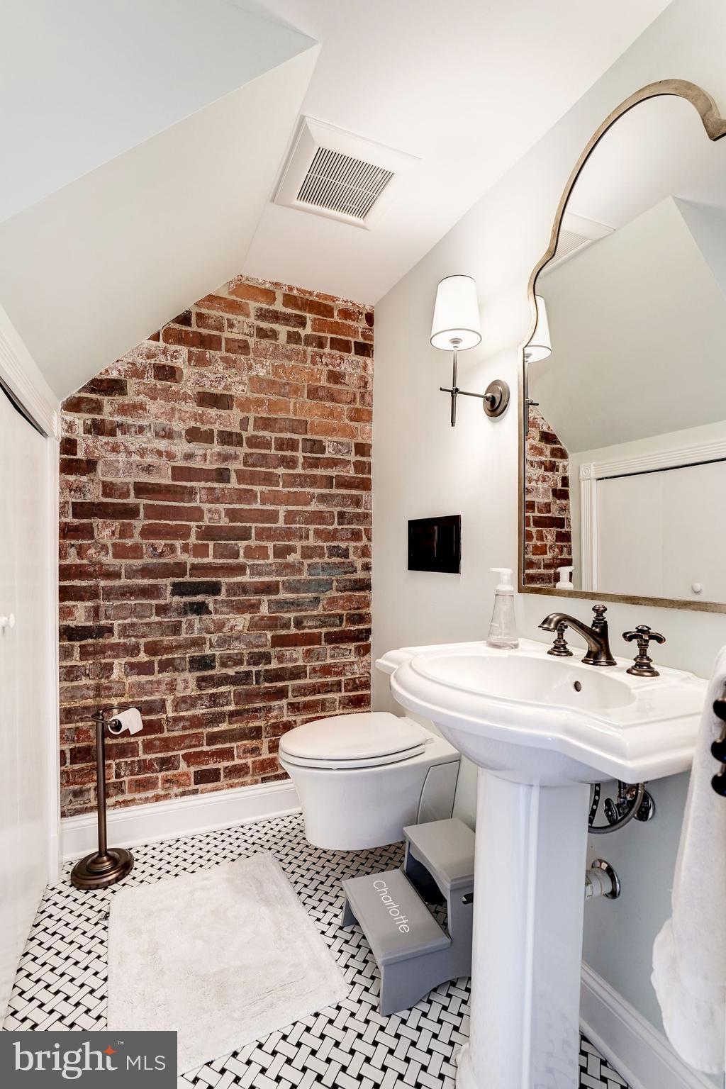 906 12th Street Southeast Washington, DC 20003 - Photo 17 of 29