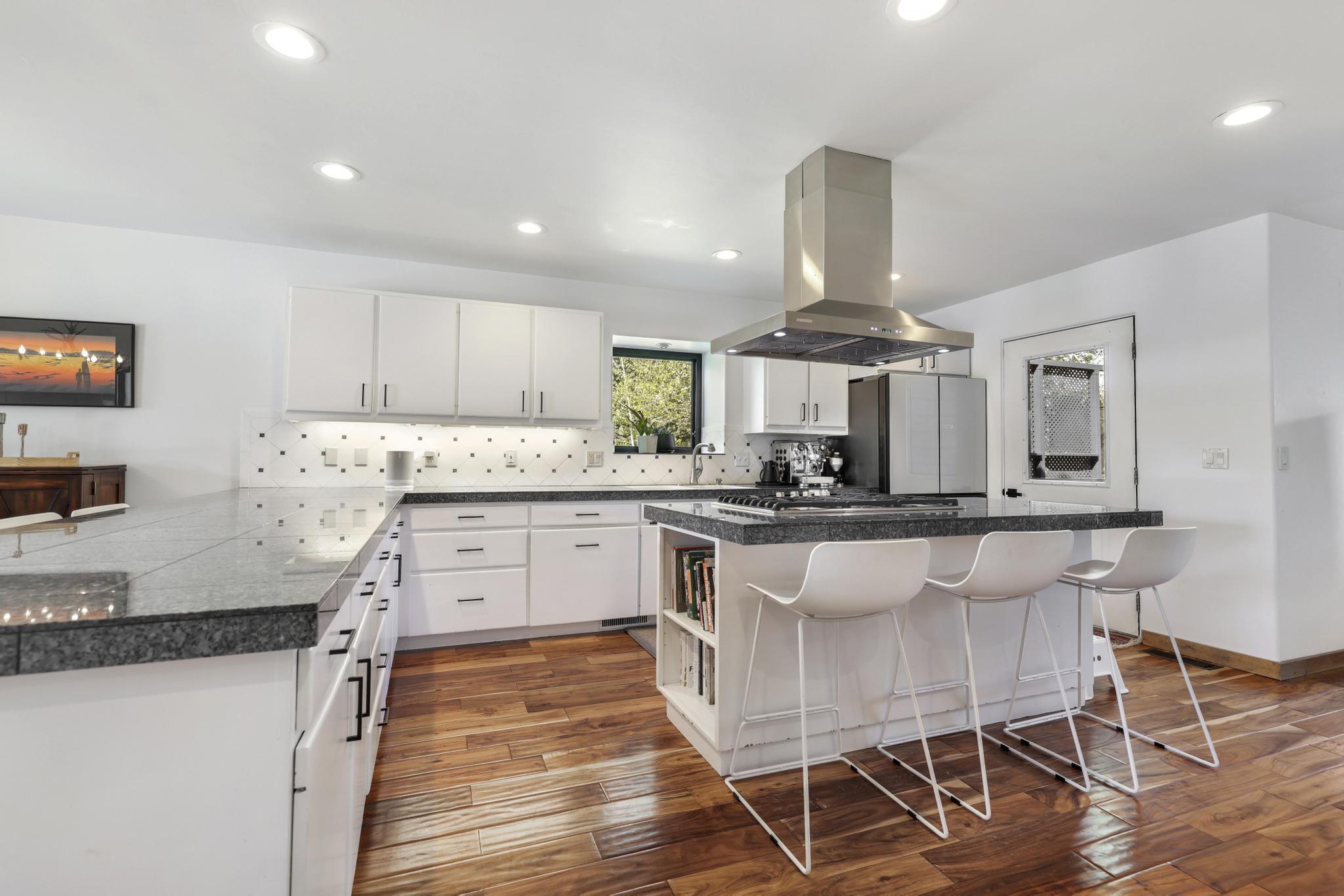 561 Mother Lode Loop Hailey, ID 83333 - Photo 4 of 28 4. Kitchen