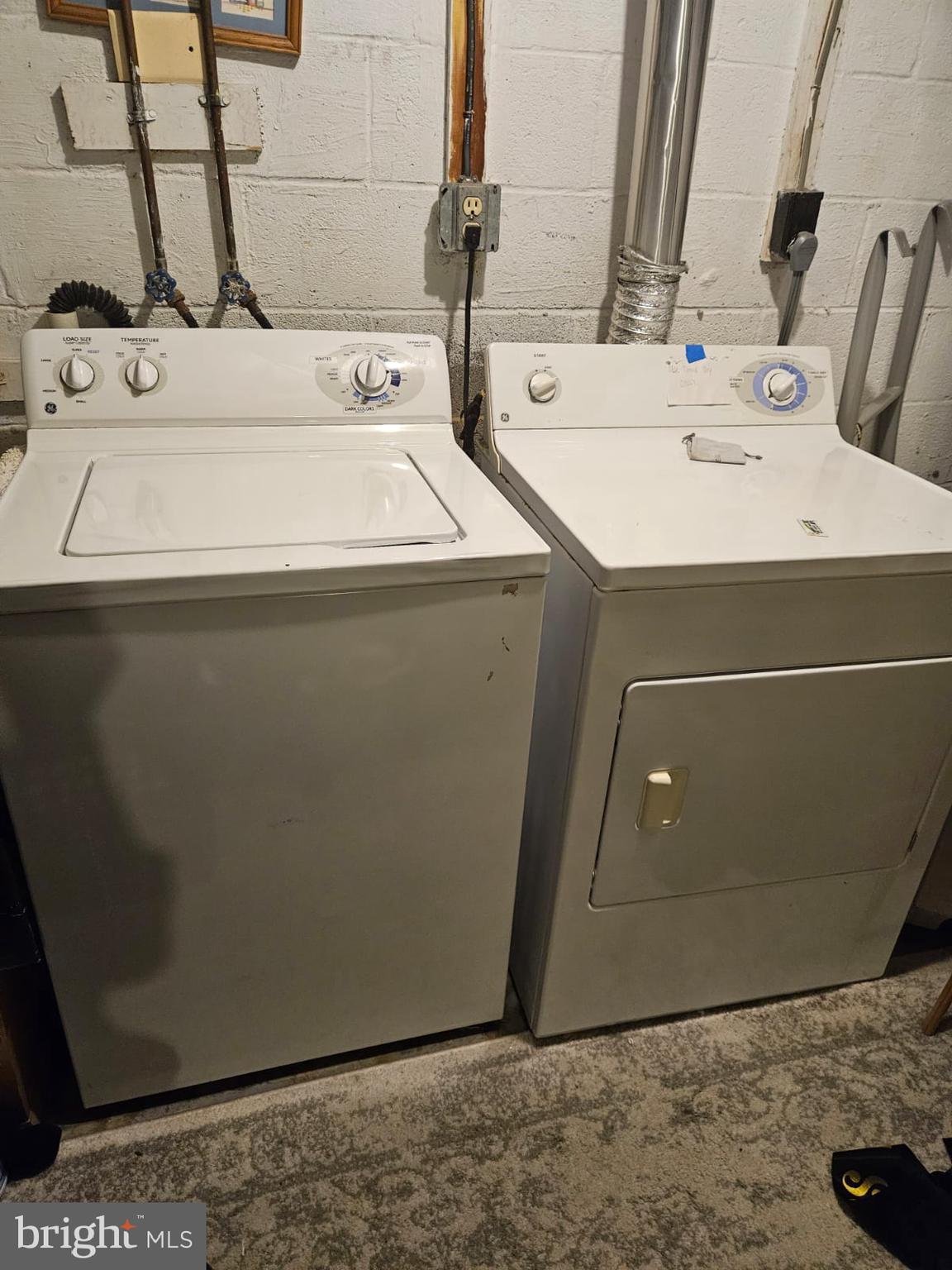 17607 Kohlhoss Road Poolesville, MD 20837 - Photo 6 of 29 a utility room with a sink