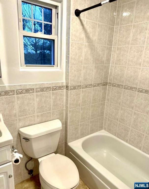 61 Hille Place, Unit 2 Ridgefield Park, NJ 07660 - Photo 5 of 19 a bathroom with a toilet and a bathtub