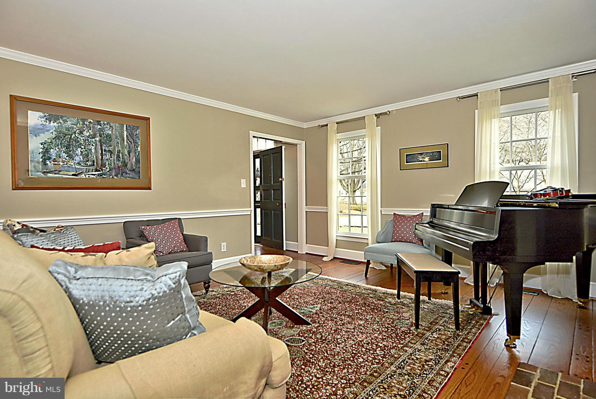 7717 Ridgecrest Drive Alexandria, VA 22308 - Photo 5 of 30 Living Room