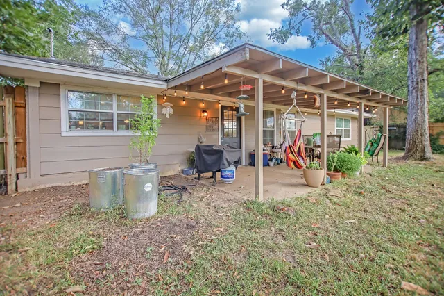 a view of a house with backyard and sitting area