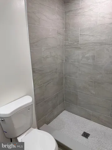 a bathroom with a toilet and a shower