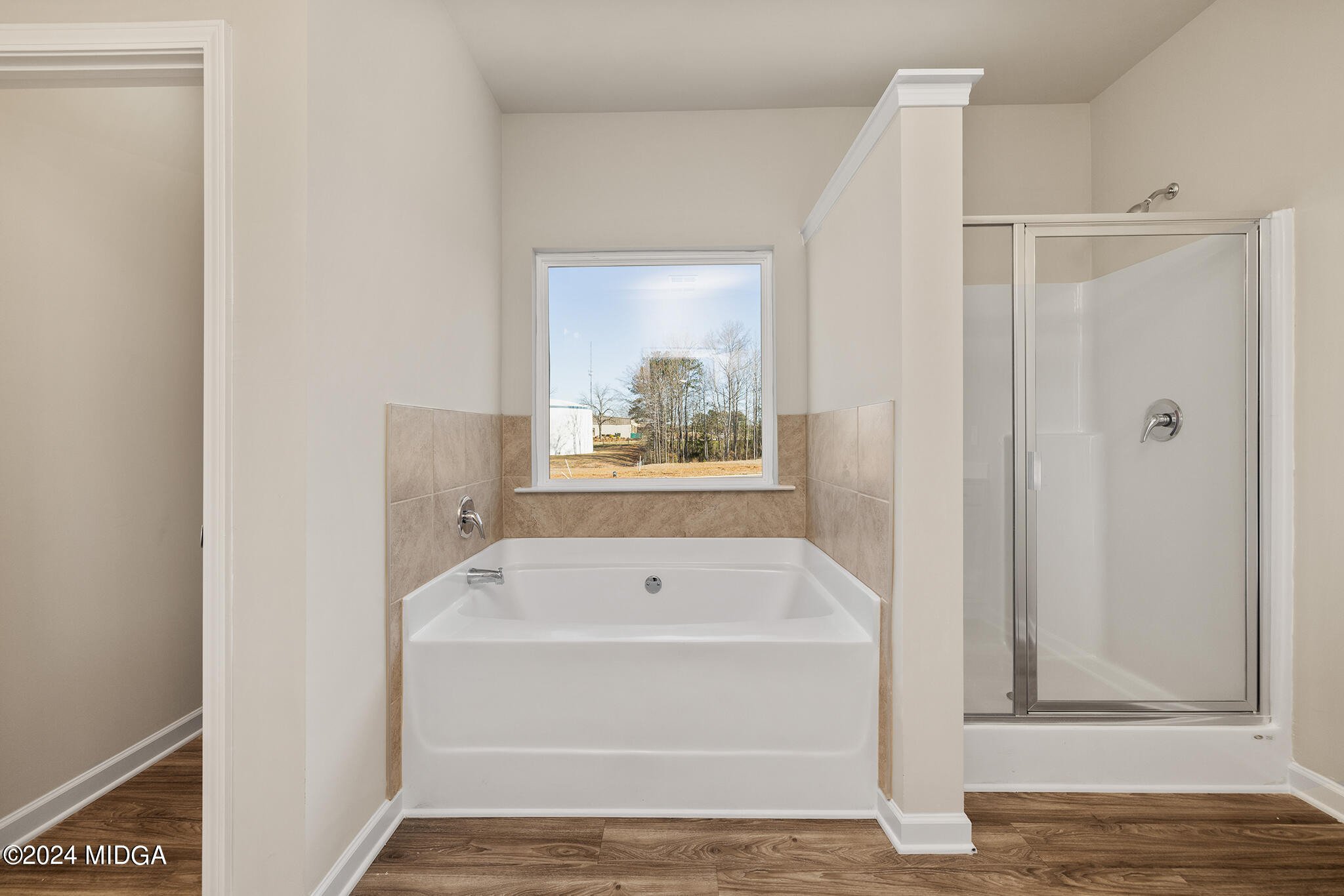 499 Grand Magnolia Street Jackson, GA 30233 - Photo 23 of 35 a bathroom with a bathtub and a window