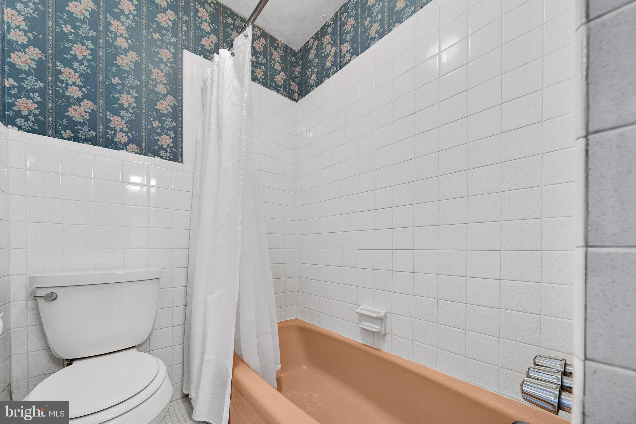 21 Fabrow Drive Titusville, NJ 08560 - Photo 32 of 43 a bathroom with a toilet and bathtub