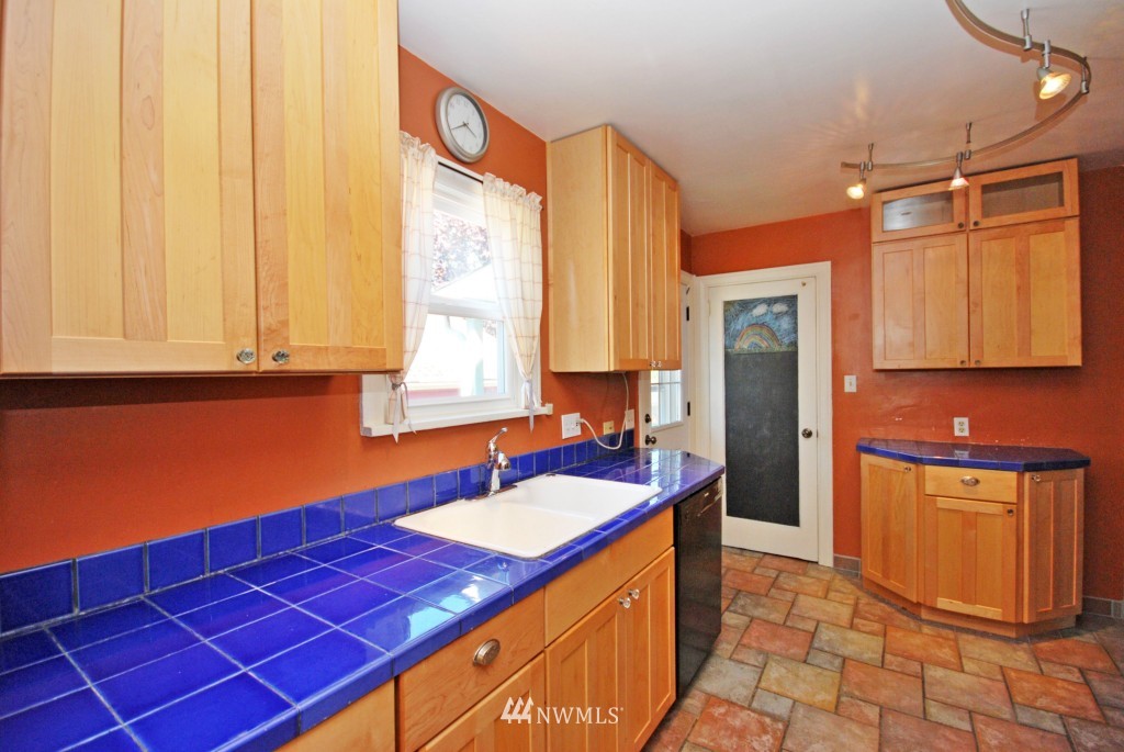 8818 Dibble Avenue Northwest Seattle, WA 98117 - Photo 3 of 12
