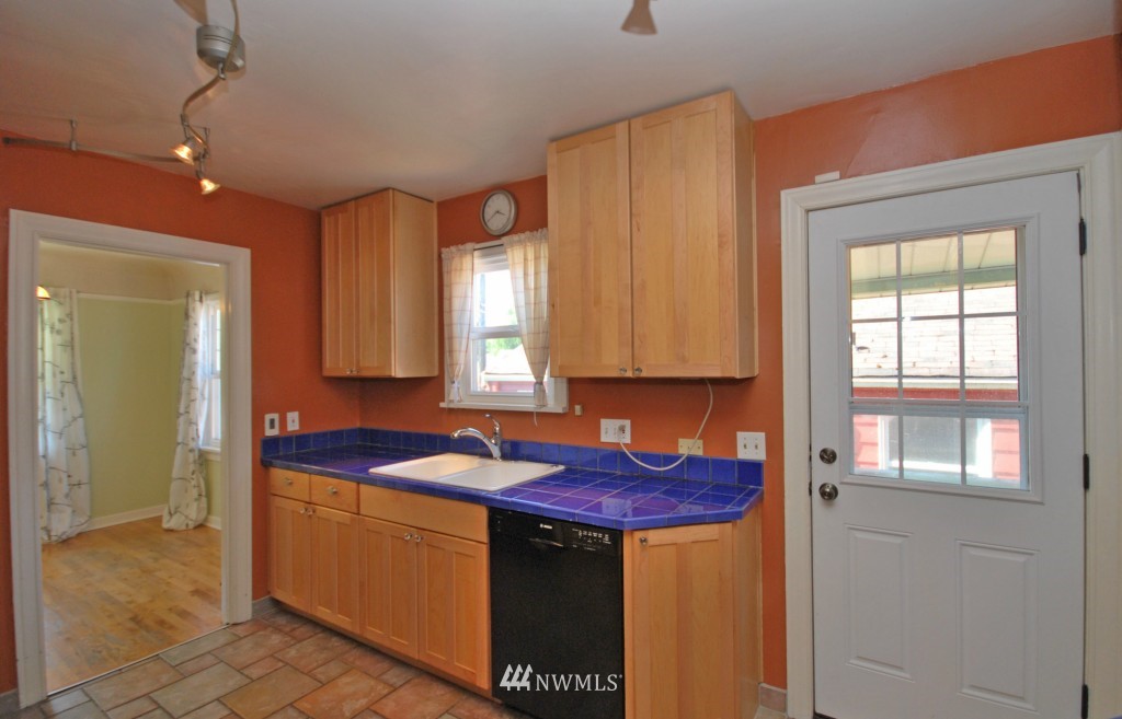 8818 Dibble Avenue Northwest Seattle, WA 98117 - Photo 4 of 12