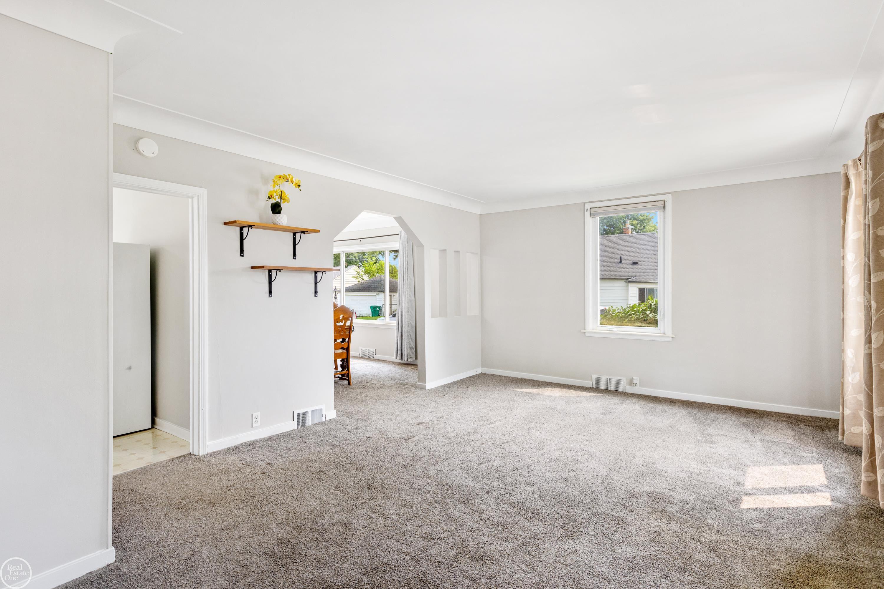 15151 Stephens Road Eastpointe, MI 48021 - Photo 5 of 41 50117363-4.JPG