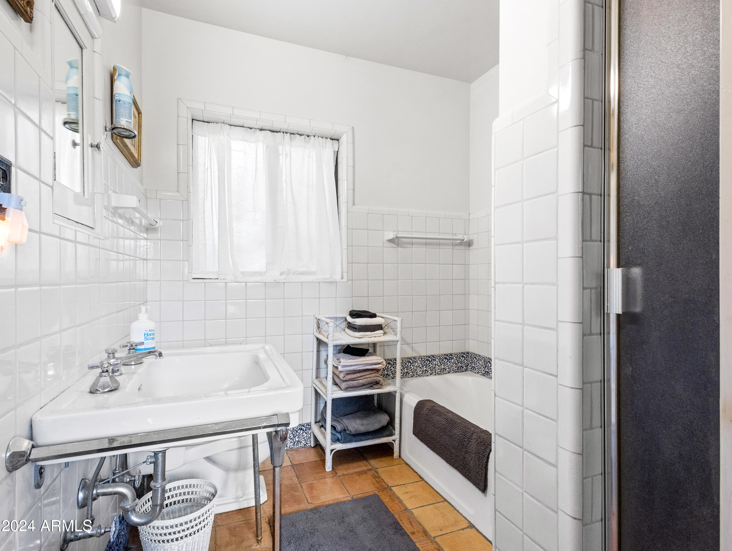 4820 East Perkinsville Road Chino Valley, AZ 86323 - Photo 33 of 128 a bathroom with a bathtub and a sink