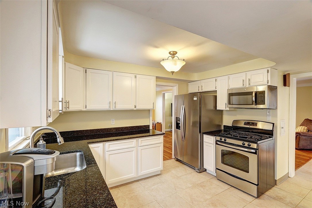 4457 Groveland Road University Heights, OH 44118 - Photo 11 of 24 All appliances stay with the home.