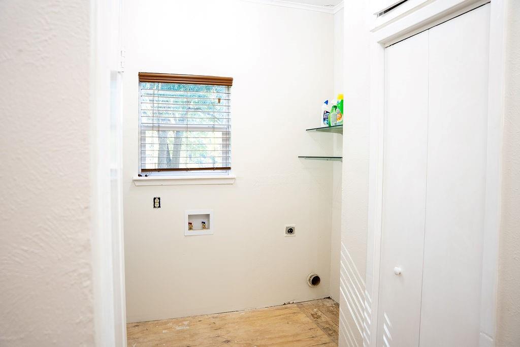 213 County Road 2320 Telephone, TX 75488 - Photo 19 of 40 Laundry is right off back entry and also acts as a mudroom.